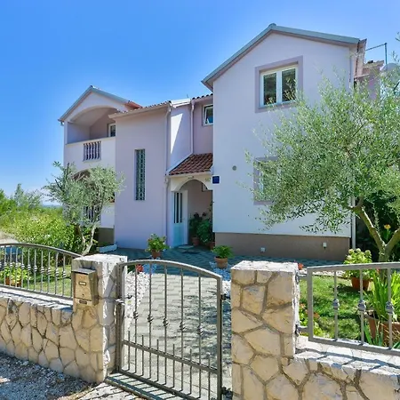 Family-friendly With Swimming Pool - 18098 Apartmán *