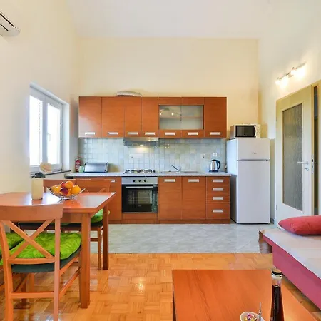 Family Friendly With A Swimming Pool - 18098