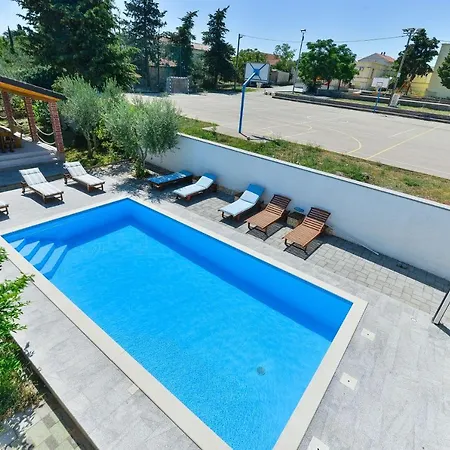 Apartment Family Friendly With A Swimming Pool - 18098