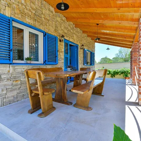 Family Friendly With A Swimming Pool - 18098