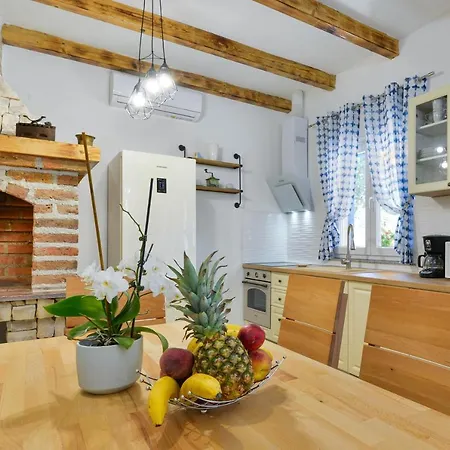 Family Friendly With A Swimming Pool - 18098