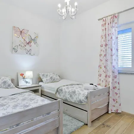 Family-friendly With Swimming Pool - 18098 Apartment