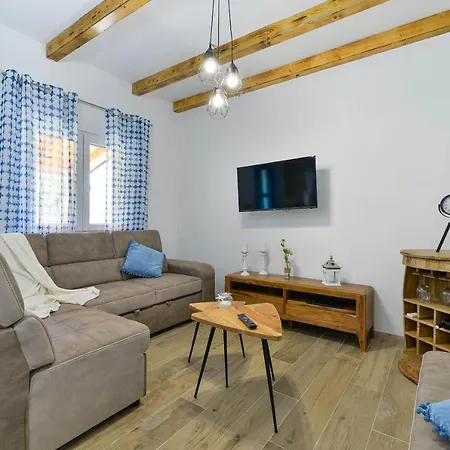 Family-friendly With Swimming Pool - 18098 Daire *