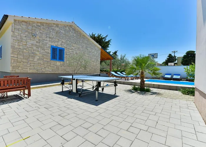 Family-friendly With Swimming Pool - 18098 Zadar