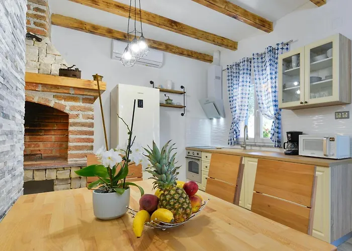 Family-friendly With Swimming Pool - 18098